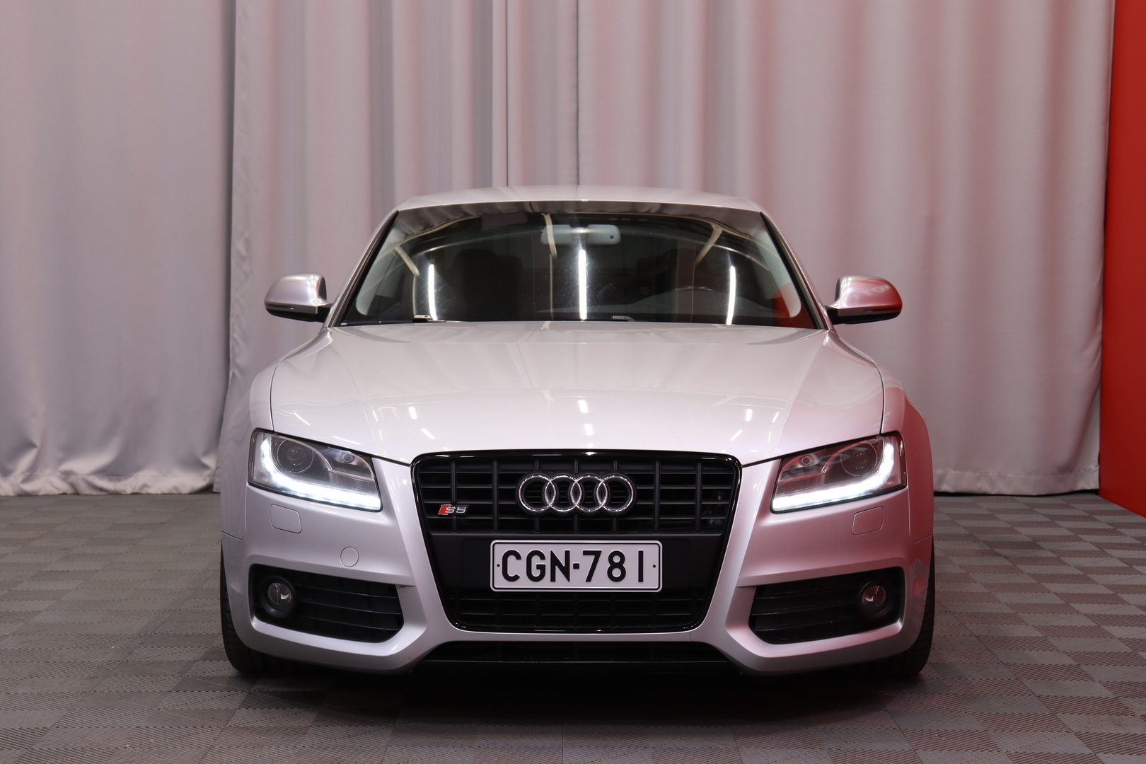 Audi - S5 - Coupé 4,2 V8 quattro // Suomi-auto / Bi-Xenon / Muistipenkki / Nahka-alcantara / BC Racing / Vakkari / Bluetooth / Navi // - Coupe