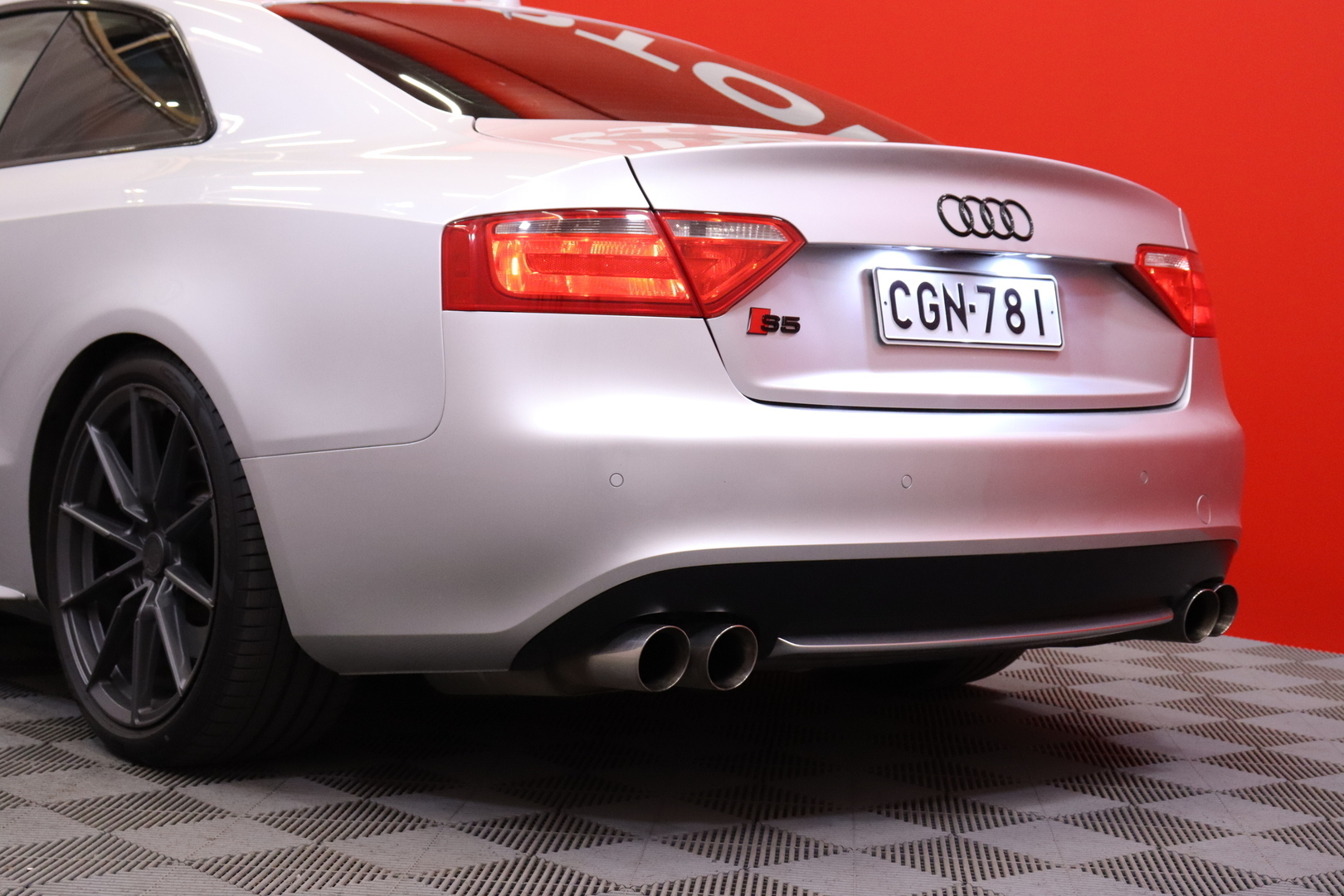 Audi - S5 - Coupé 4,2 V8 quattro // Suomi-auto / Bi-Xenon / Muistipenkki / Nahka-alcantara / BC Racing / Vakkari / Bluetooth / Navi // - Coupe