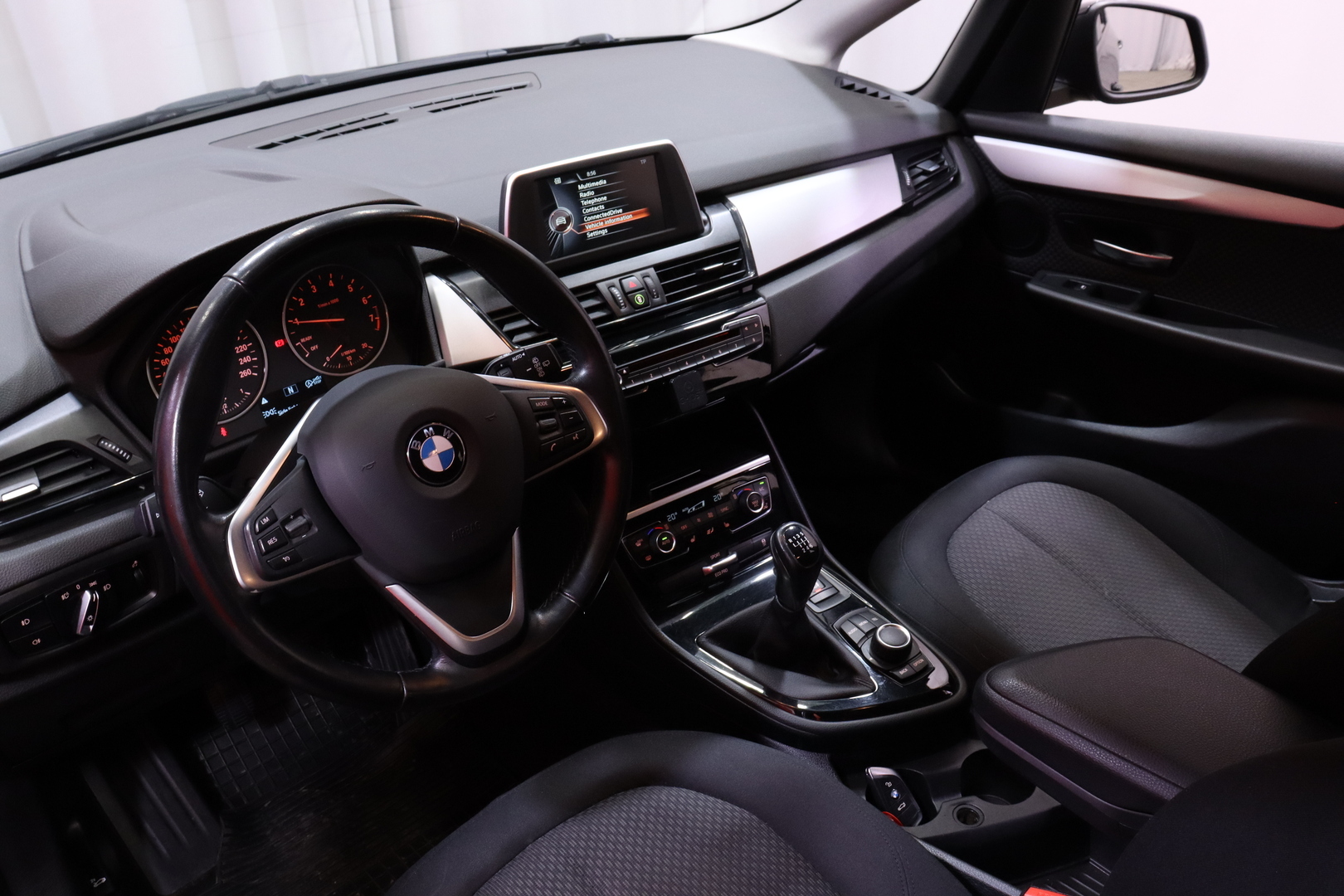 BMW - 218 - F45 Active Tourer 218i Business // Suomi-Auto / Vakkari / LED ajovalot / IsoFix // - Tila-auto