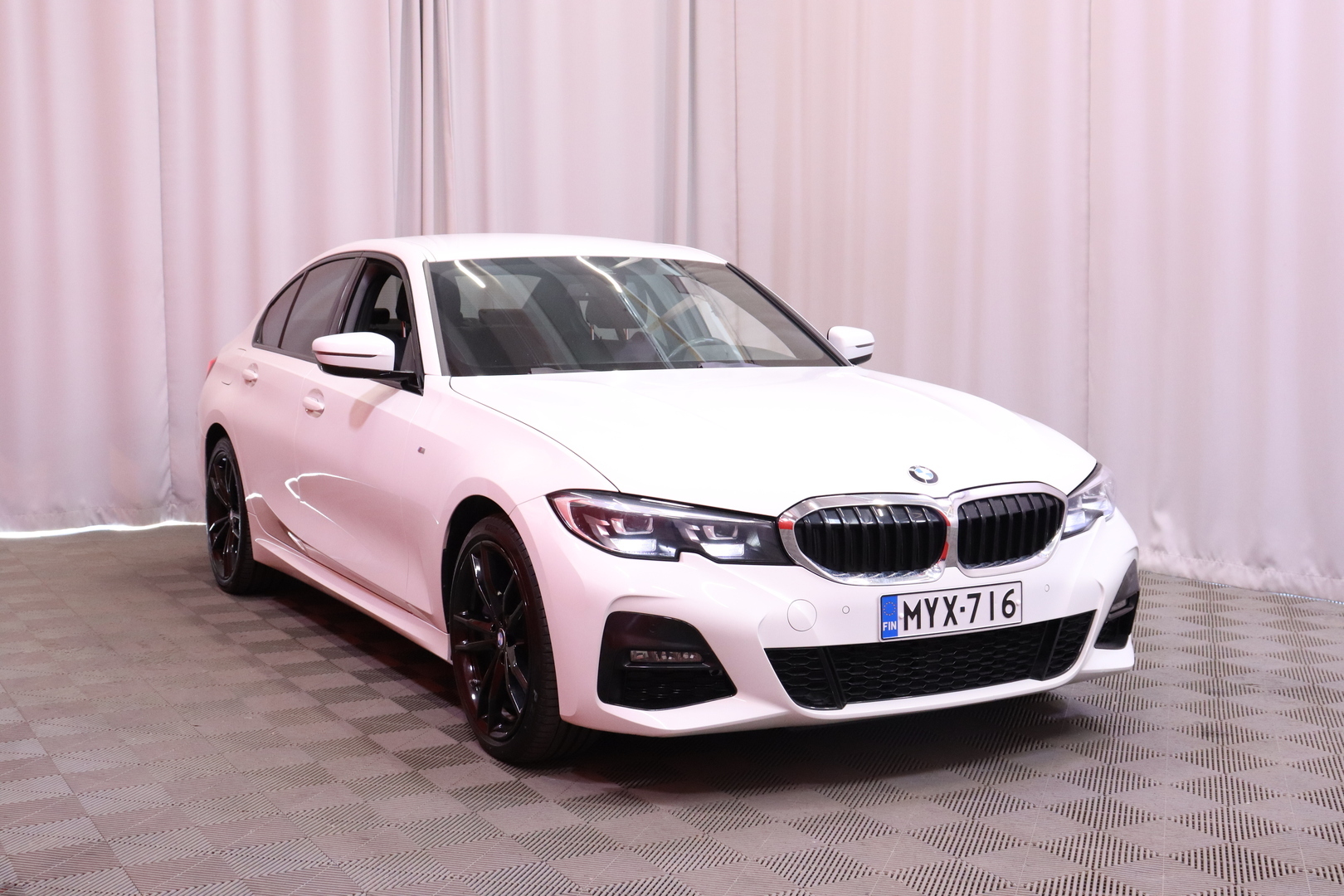 BMW - 330 - G20 Sedan 330e A Charged Edition M Sport // Vakionopeudensäädin / Vetokoukku / AppleCarPlay / Sporttipenkit / Navi // - Sedan