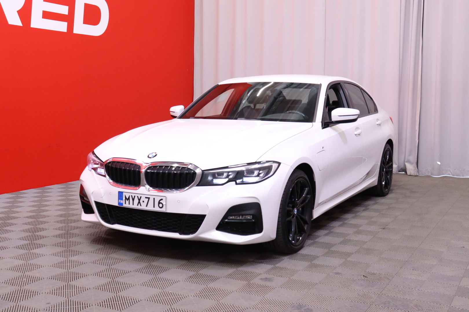 BMW - 330 - G20 Sedan 330e A Charged Edition M Sport // Vakionopeudensäädin / Vetokoukku / AppleCarPlay / Sporttipenkit / Navi // - Sedan