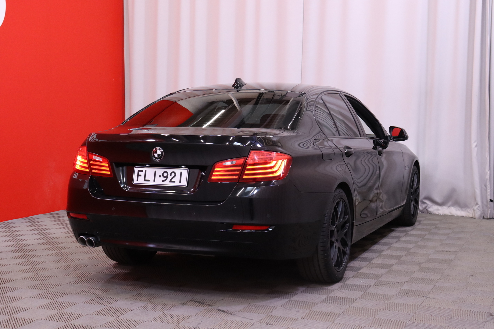 BMW - 518 - F10 Sedan 518d TwinPower Turbo A Business Automatic // Ratinlämmitin / Vakkari / Bluetooth / Autom. ilmastointi // - Sedan