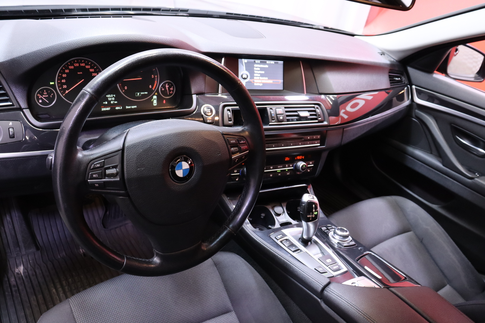 BMW - 518 - F10 Sedan 518d TwinPower Turbo A Business Automatic // Ratinlämmitin / Vakkari / Bluetooth / Autom. ilmastointi // - Sedan