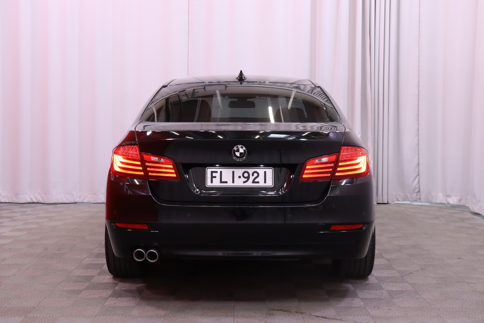 BMW - 518 - F10 Sedan 518d TwinPower Turbo A Business Automatic // Ratinlämmitin / Vakkari / Bluetooth / Autom. ilmastointi // - Sedan