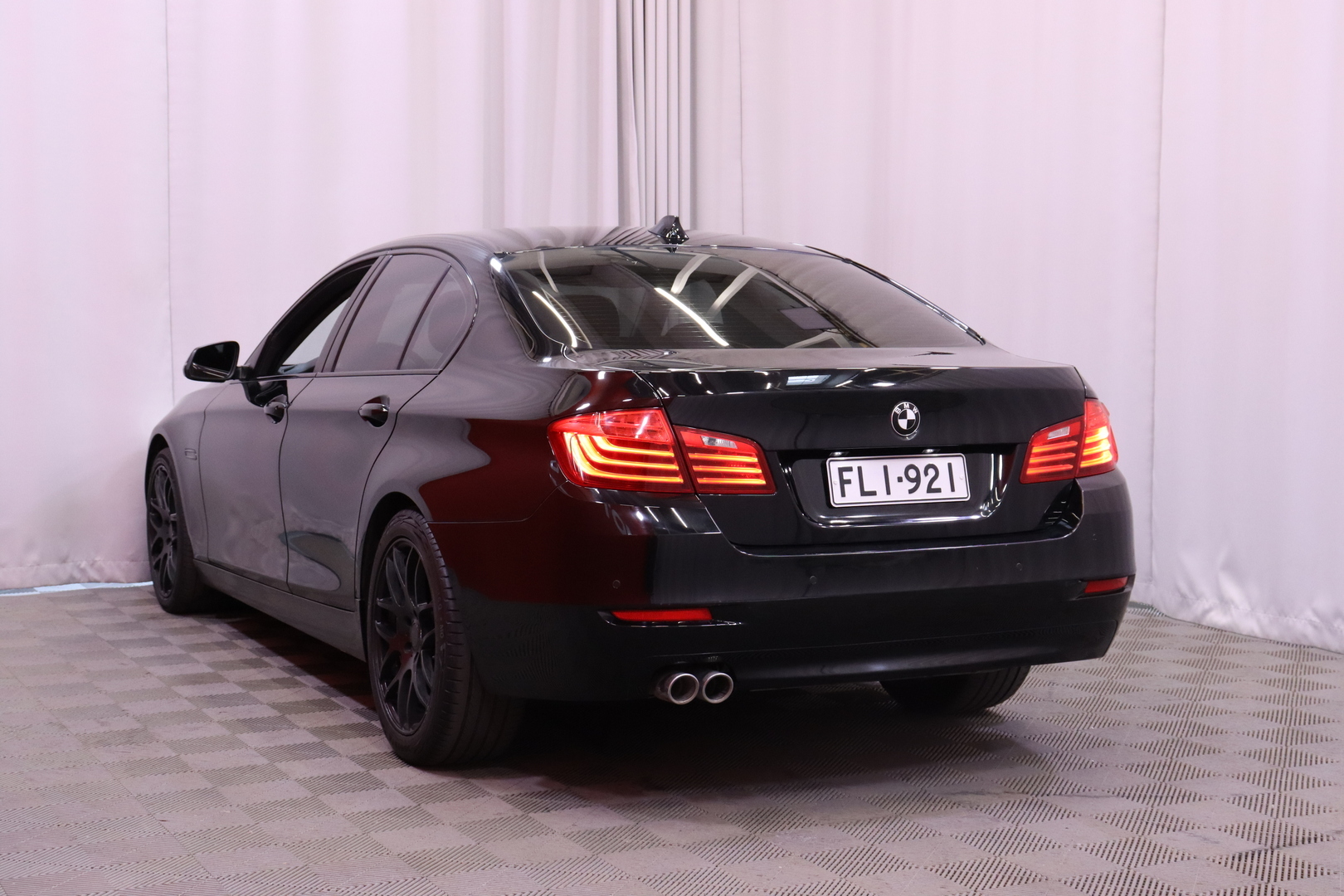 BMW - 518 - F10 Sedan 518d TwinPower Turbo A Business Automatic // Ratinlämmitin / Vakkari / Bluetooth / Autom. ilmastointi // - Sedan