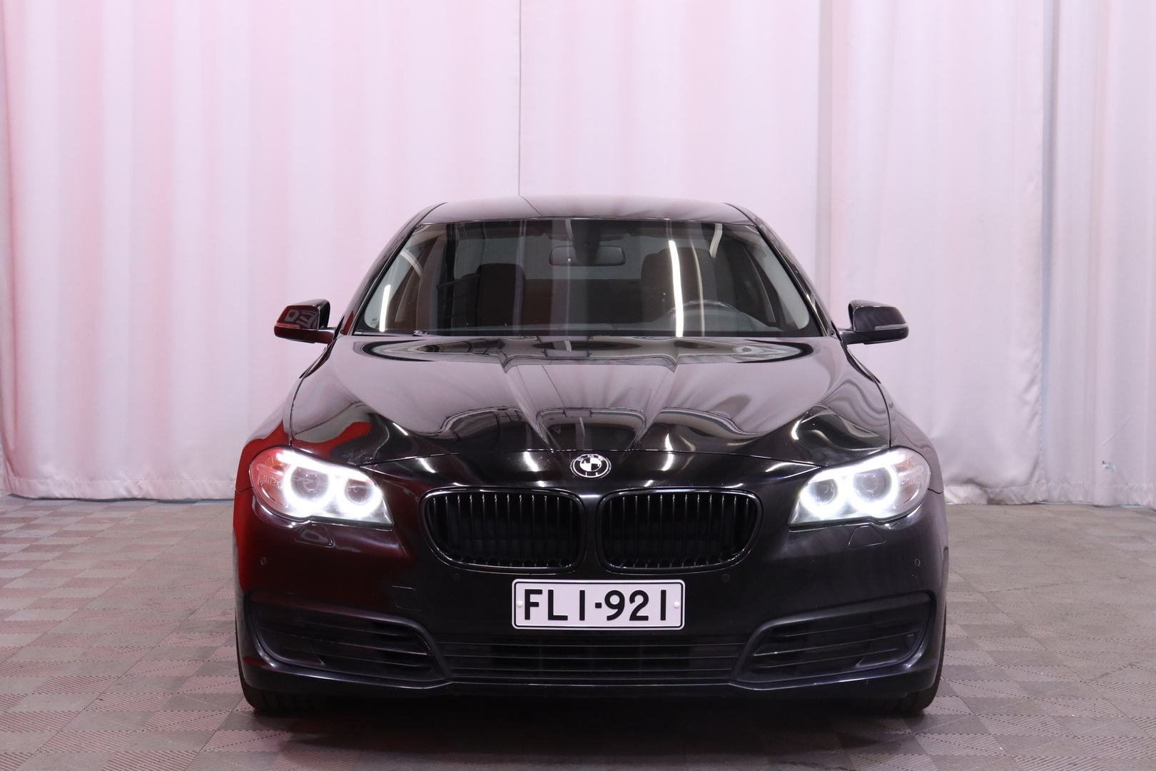BMW - 518 - F10 Sedan 518d TwinPower Turbo A Business Automatic // Ratinlämmitin / Vakkari / Bluetooth / Autom. ilmastointi // - Sedan