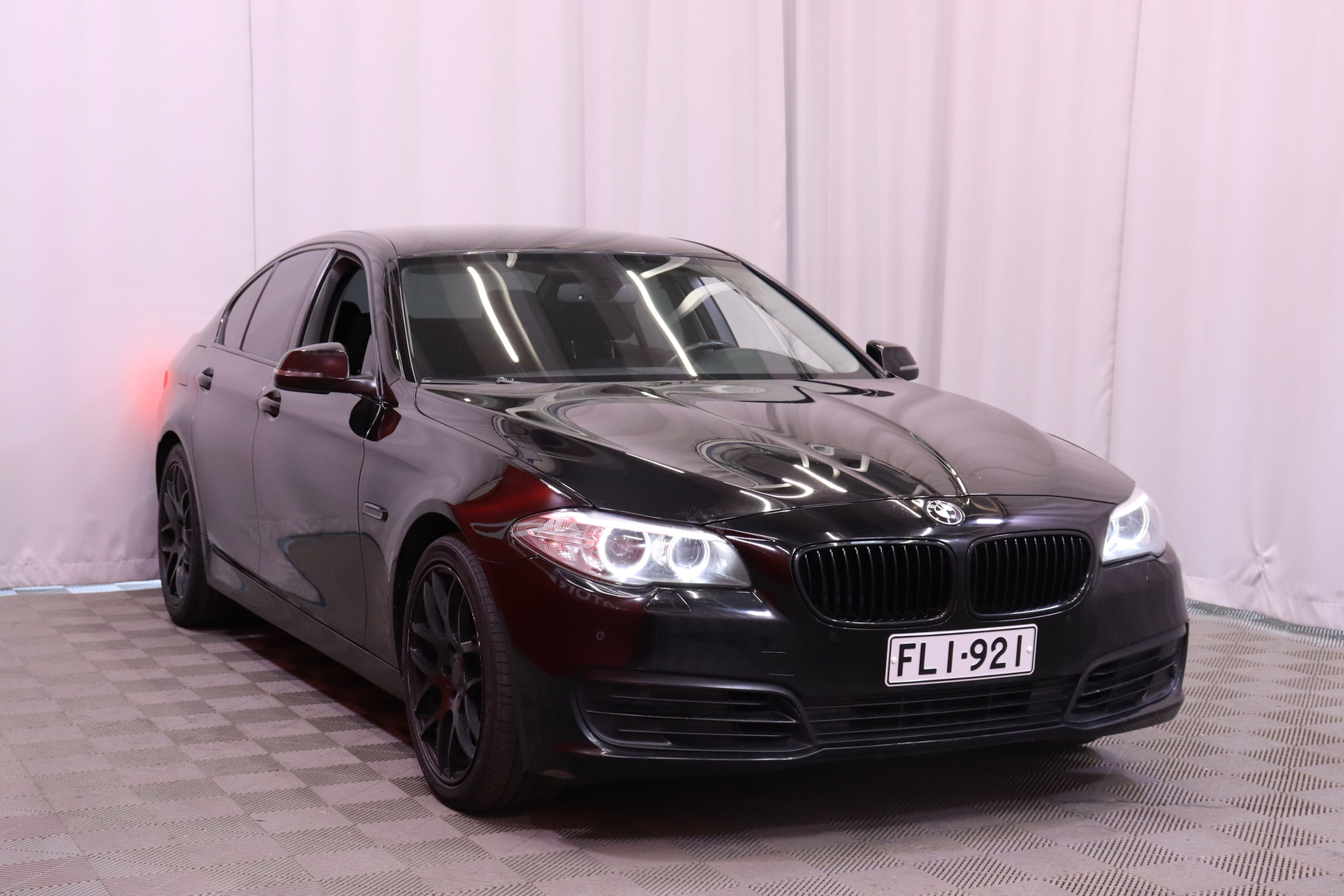 BMW - 518 - F10 Sedan 518d TwinPower Turbo A Business Automatic // Ratinlämmitin / Vakkari / Bluetooth / Autom. ilmastointi // - Sedan