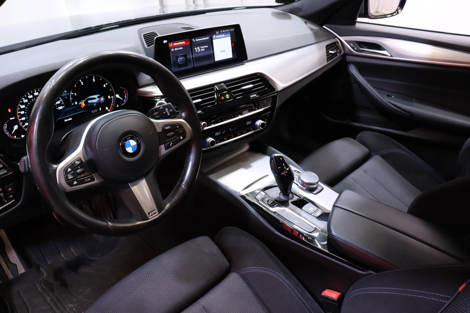 BMW - 520 - G31 Touring 520d A xDrive Business M Sport Suomi-auto / Webasto / ACC / Koukku / Merkkihuollettu / Prof. Navi / LED - Farmari