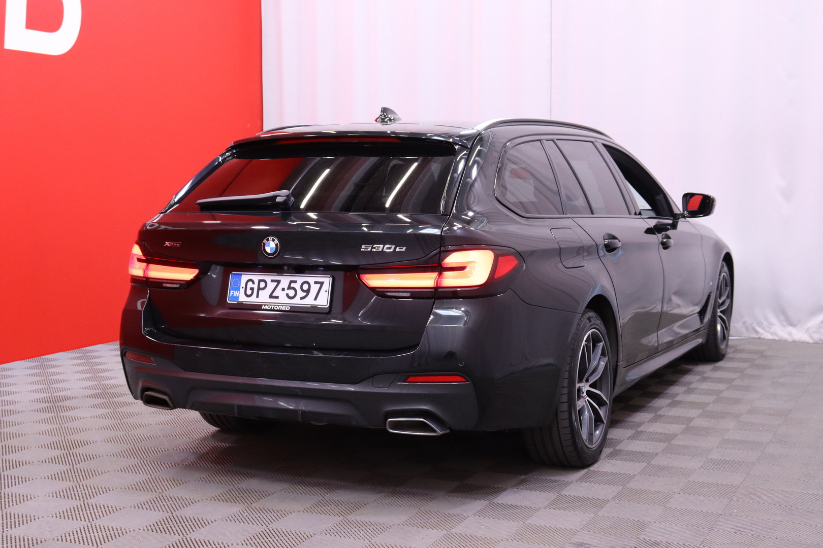 BMW - 530 - G31 Touring 530e xDrive A Charged Edition M Sport // M-sport / Nahat / Vetokoukku / ACC / Lisälämmitin / Kamera / HUD // - Farmari