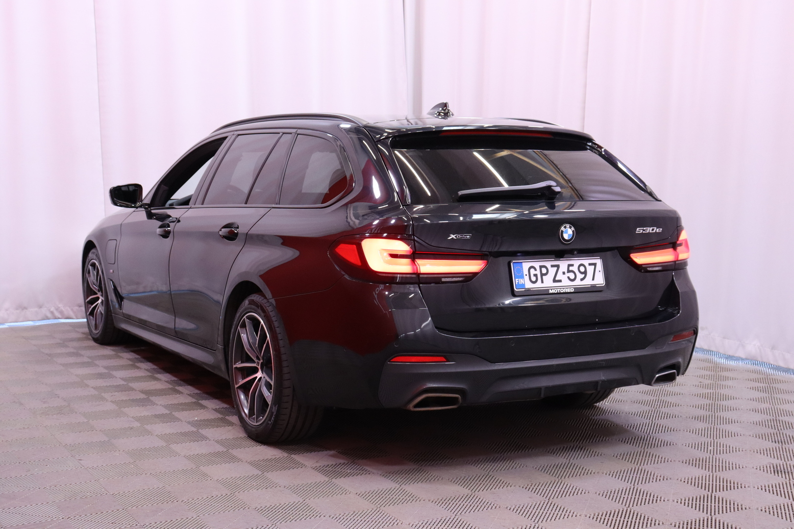 BMW - 530 - G31 Touring 530e xDrive A Charged Edition M Sport // M-sport / Nahat / Vetokoukku / ACC / Lisälämmitin / Kamera / HUD // - Farmari