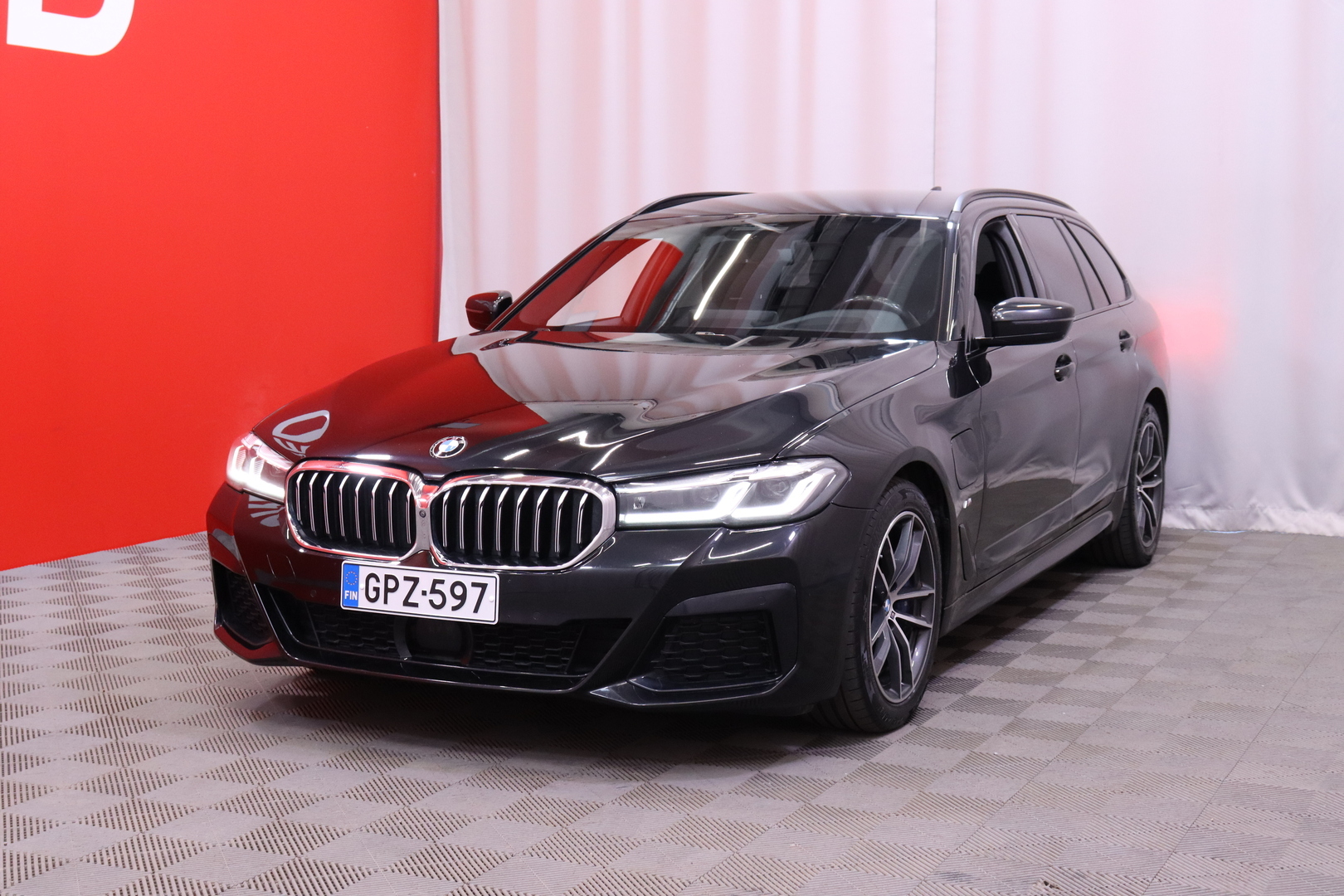 BMW - 530 - G31 Touring 530e xDrive A Charged Edition M Sport // M-sport / Nahat / Vetokoukku / ACC / Lisälämmitin / Kamera / HUD // - Farmari