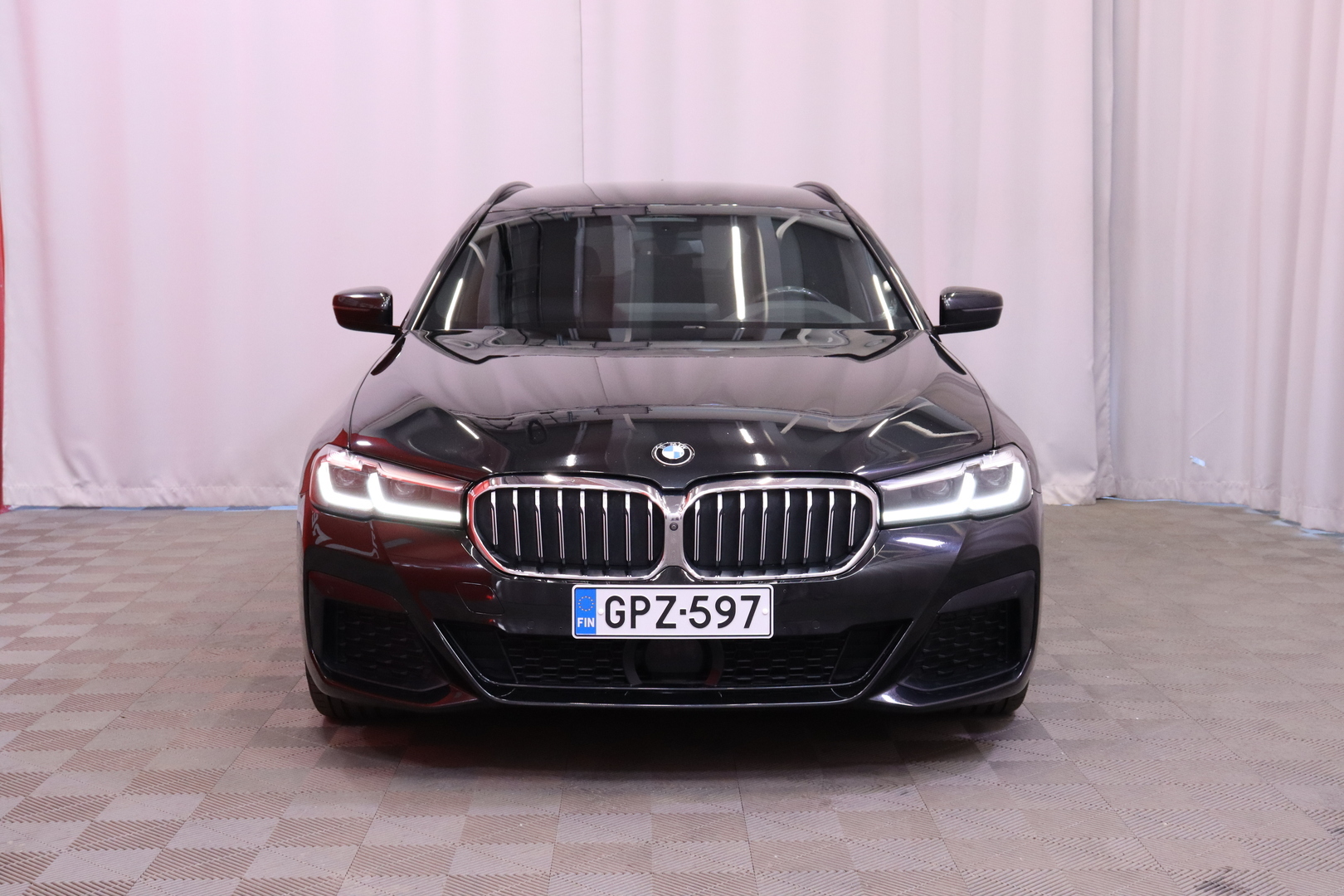 BMW - 530 - G31 Touring 530e xDrive A Charged Edition M Sport // M-sport / Nahat / Vetokoukku / ACC / Lisälämmitin / Kamera / HUD // - Farmari