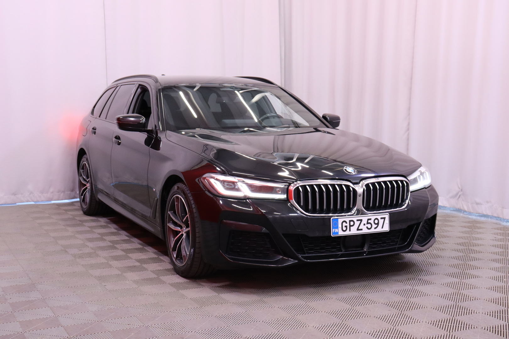 BMW - 530 - G31 Touring 530e xDrive A Charged Edition M Sport // M-sport / Nahat / Vetokoukku / ACC / Lisälämmitin / Kamera / HUD // - Farmari