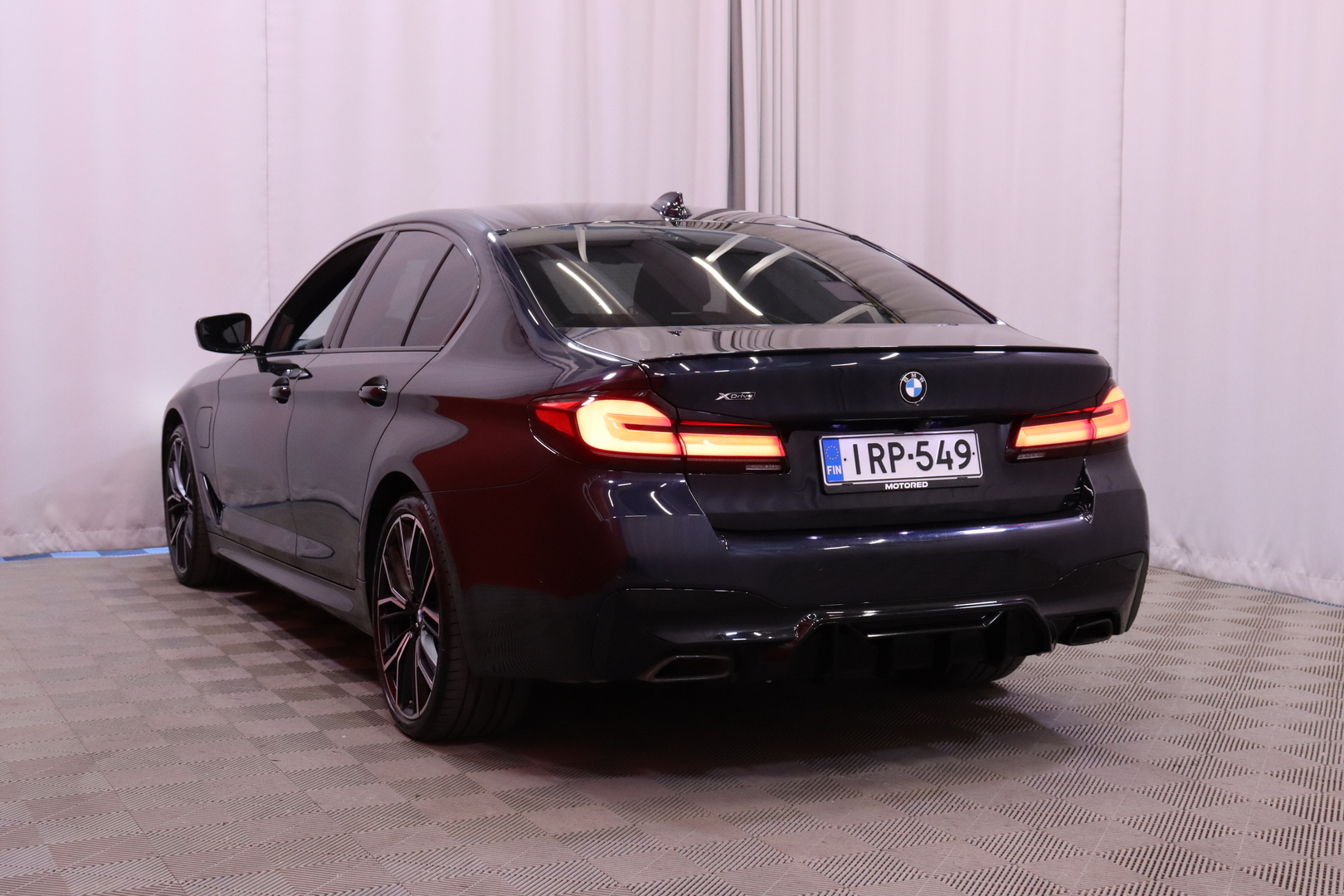 BMW - 545 - 545e xDrive Sedan // M-Sport / ACC / HUD / 360 / Nelipyöräohjaus / Soft Close / H&K / Laser ajovalot // - Sedan