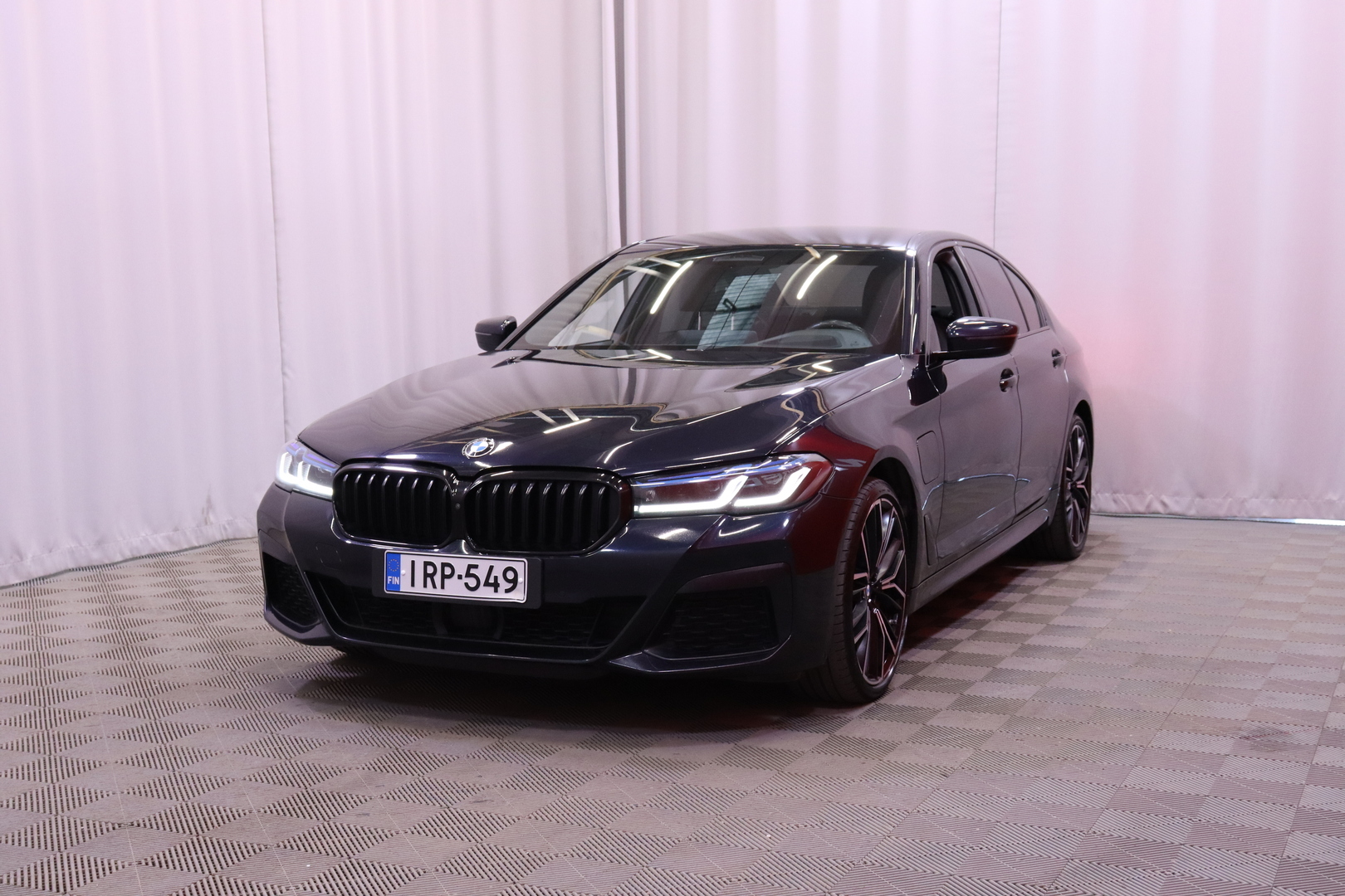 BMW - 545 - 545e xDrive Sedan // M-Sport / ACC / HUD / 360 / Nelipyöräohjaus / Soft Close / H&K / Laser ajovalot // - Sedan