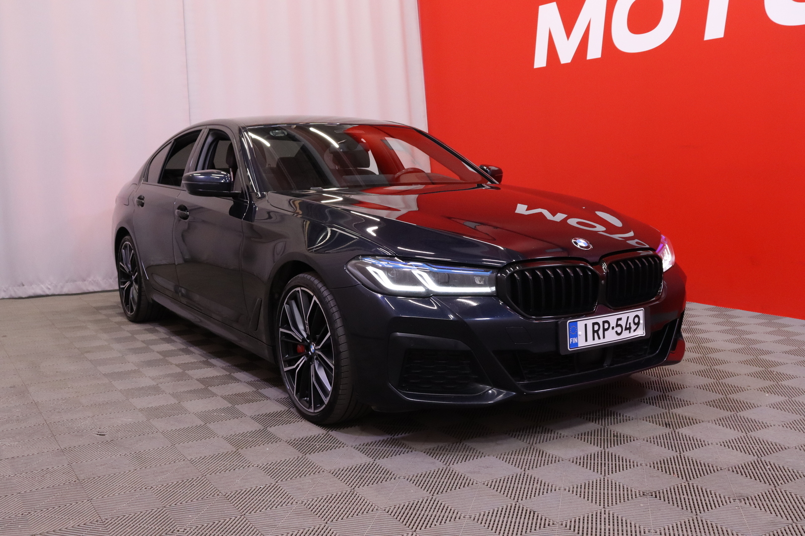 BMW - 545 - 545e xDrive Sedan // M-Sport / ACC / HUD / 360 / Nelipyöräohjaus / Soft Close / H&K / Laser ajovalot // - Sedan