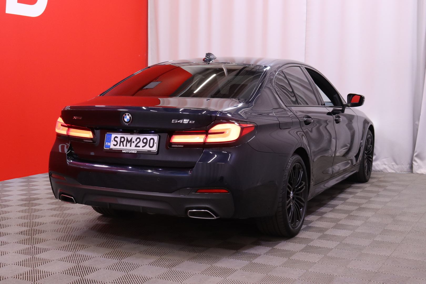 BMW - 545 - G30 Sedan 545e xDrive A M Sport // Laser / ACC / Koukku / Urheiluistuimet / Hifi / Ambient / Ratinlämmitin // - Sedan
