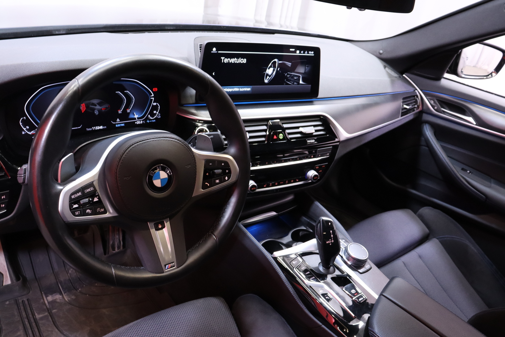 BMW - 545 - G30 Sedan 545e xDrive A M Sport // Laser / ACC / Koukku / Urheiluistuimet / Hifi / Ambient / Ratinlämmitin // - Sedan