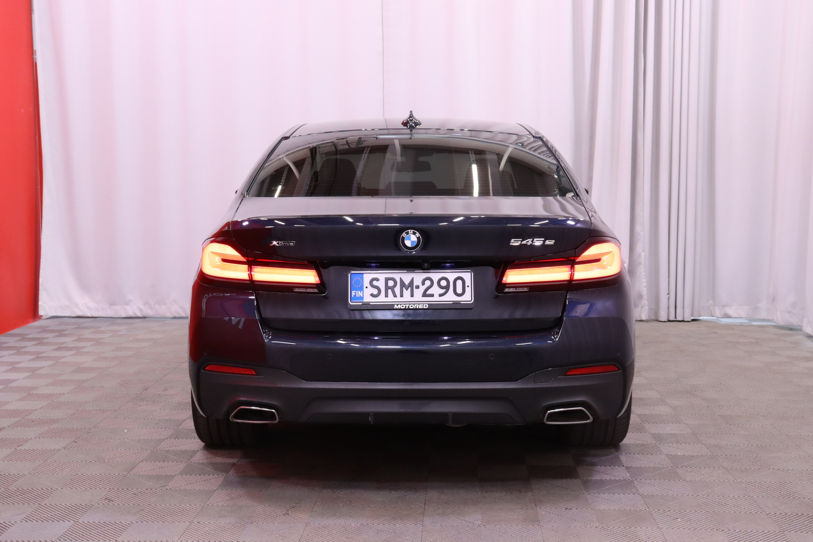 BMW - 545 - G30 Sedan 545e xDrive A M Sport // Laser / ACC / Koukku / Urheiluistuimet / Hifi / Ambient / Ratinlämmitin // - Sedan