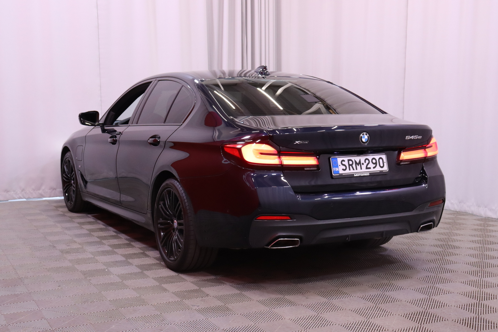 BMW - 545 - G30 Sedan 545e xDrive A M Sport // Laser / ACC / Koukku / Urheiluistuimet / Hifi / Ambient / Ratinlämmitin // - Sedan
