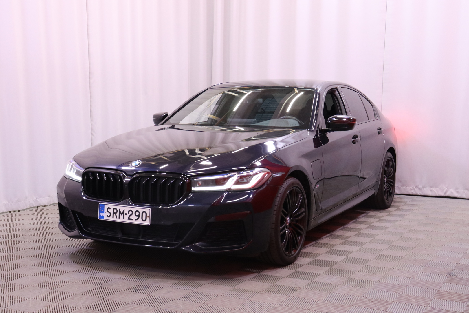 BMW - 545 - G30 Sedan 545e xDrive A M Sport // Laser / ACC / Koukku / Urheiluistuimet / Hifi / Ambient / Ratinlämmitin // - Sedan