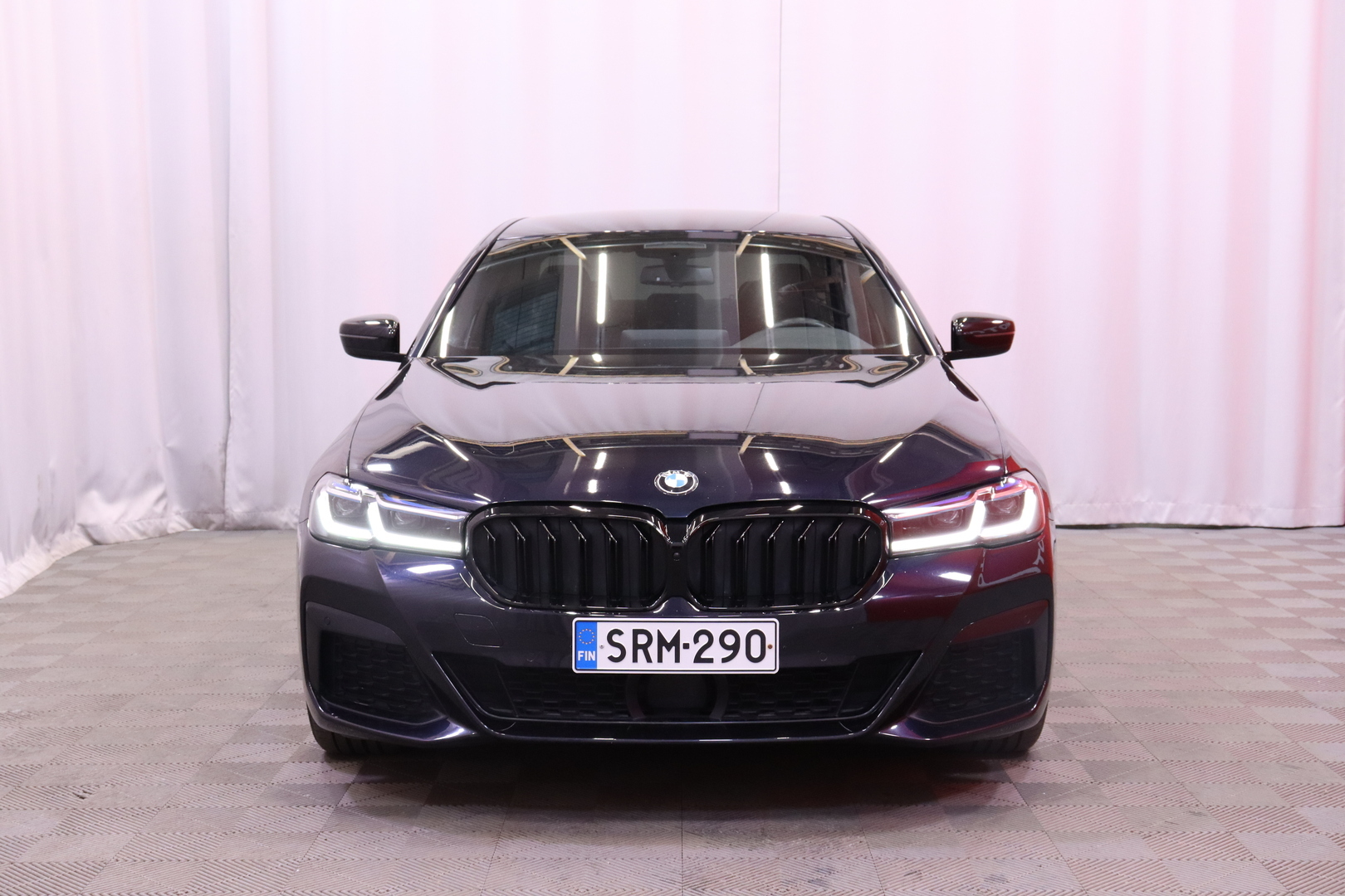 BMW - 545 - G30 Sedan 545e xDrive A M Sport // Laser / ACC / Koukku / Urheiluistuimet / Hifi / Ambient / Ratinlämmitin // - Sedan