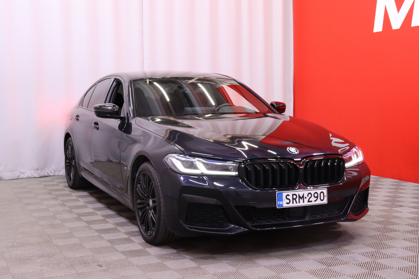 BMW - 545 - G30 Sedan 545e xDrive A M Sport // Laser / ACC / Koukku / Urheiluistuimet / Hifi / Ambient / Ratinlämmitin // - Sedan
