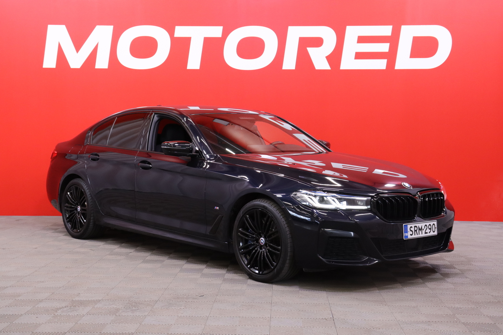 BMW - 545 - G30 Sedan 545e xDrive A M Sport // Laser / ACC / Koukku / Urheiluistuimet / Hifi / Ambient / Ratinlämmitin // - Sedan