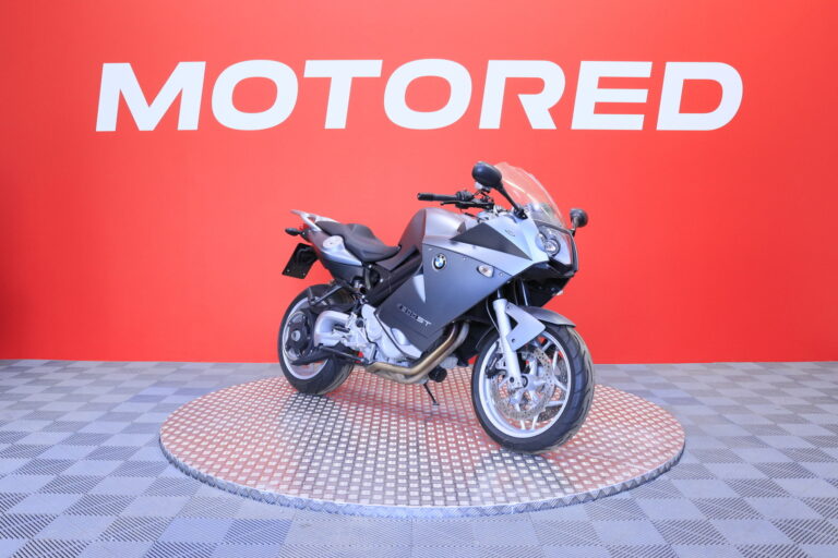 BMW - F - 800 ST // Akrapovic / Suomi-pyörä / Kuin uusi // - Moottoripyörä