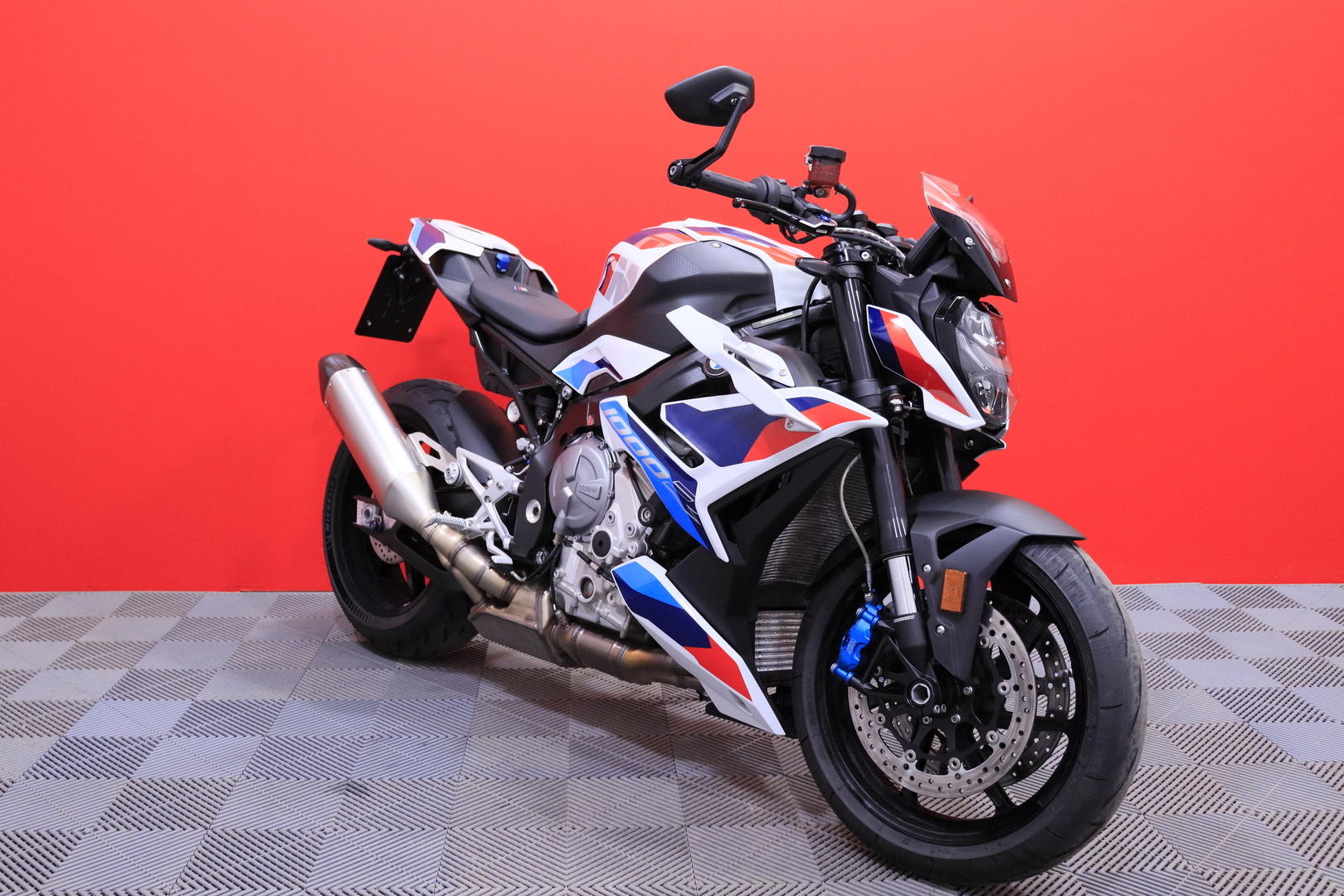 BMW - M - 1000R // Juuri saapunut / 2.Om Suomi-pyörä / Akrapovic / Shifter / Ajomodet / Kahvalämppärit // - Moottoripyörä