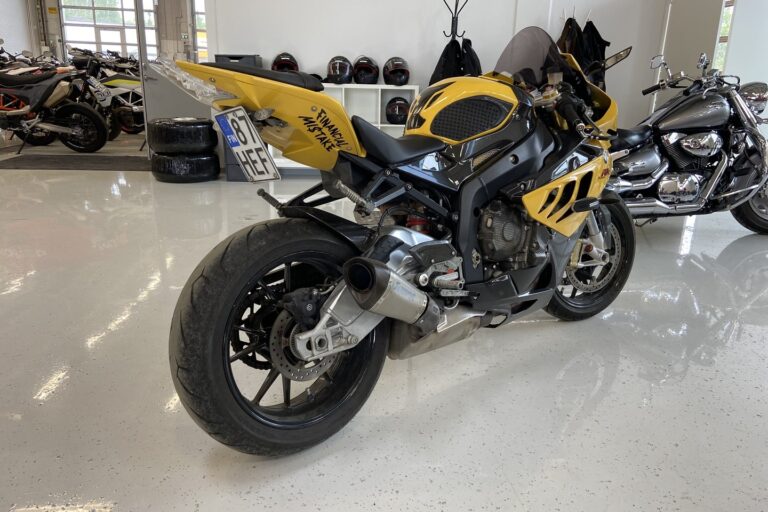 BMW S