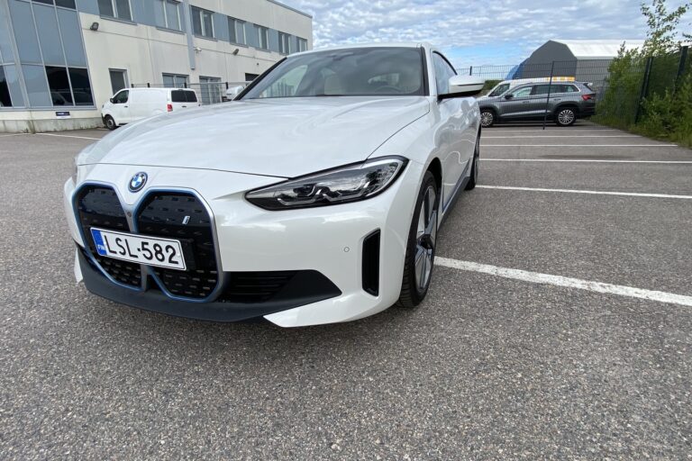 BMW - i4 - i4 eDrive40 Sedan (AA) 4ov A  // Harman/Kardon / 360° / P.tutkat / Nahkapenkit // - Sedan