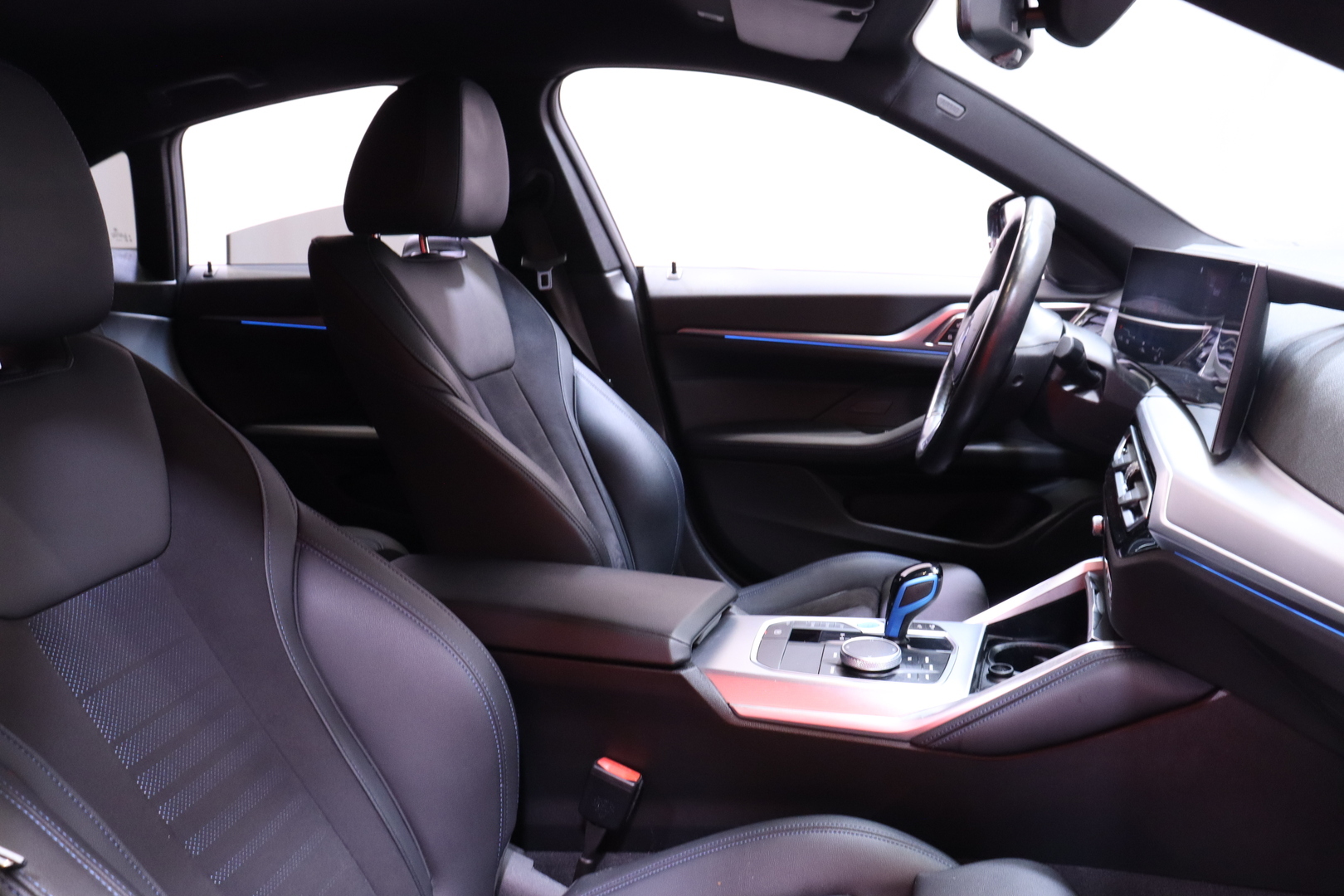 BMW - i4 - eDrive40 M Sport // Laser / ACC / 360-kamera / Koukku / Hifit / Parking assistant plus / Ambient / Navi // - Sedan