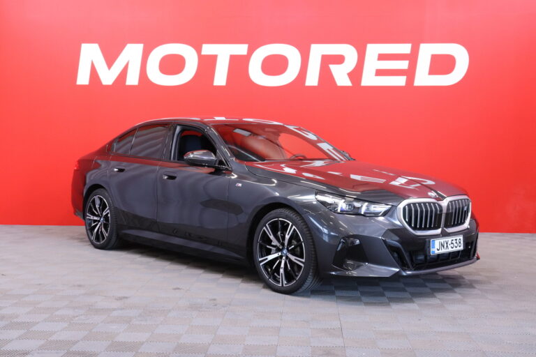 BMW - i5 - G60 xDrive40 M Sport // Bowers & wilkins / DAP / Adapt. LED / Vetokoukku / Kamera / AppleCarPlay / Lisälämmitin // - Sedan