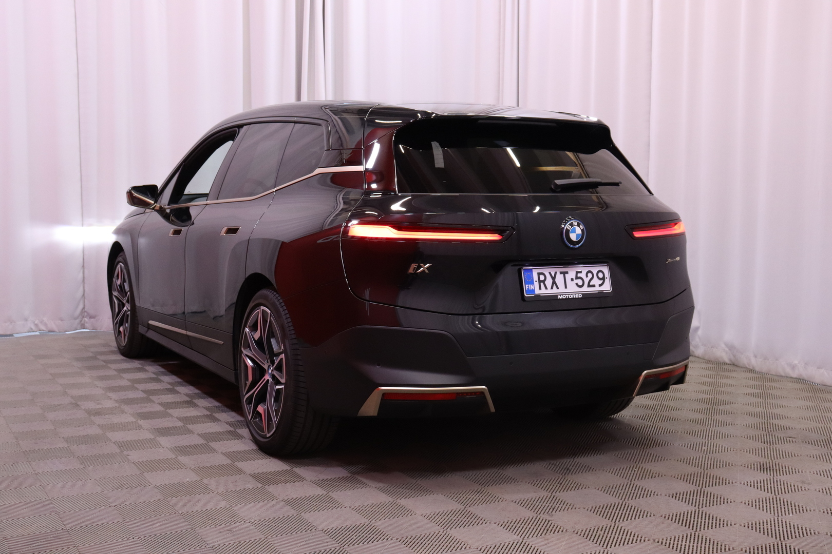 BMW - iX - xDrive40 // Laser / Sky Lounge / H&K / DAP / 360 / HUD / Hieronta / Muistipenkit / Comfort access // - Maastoauto