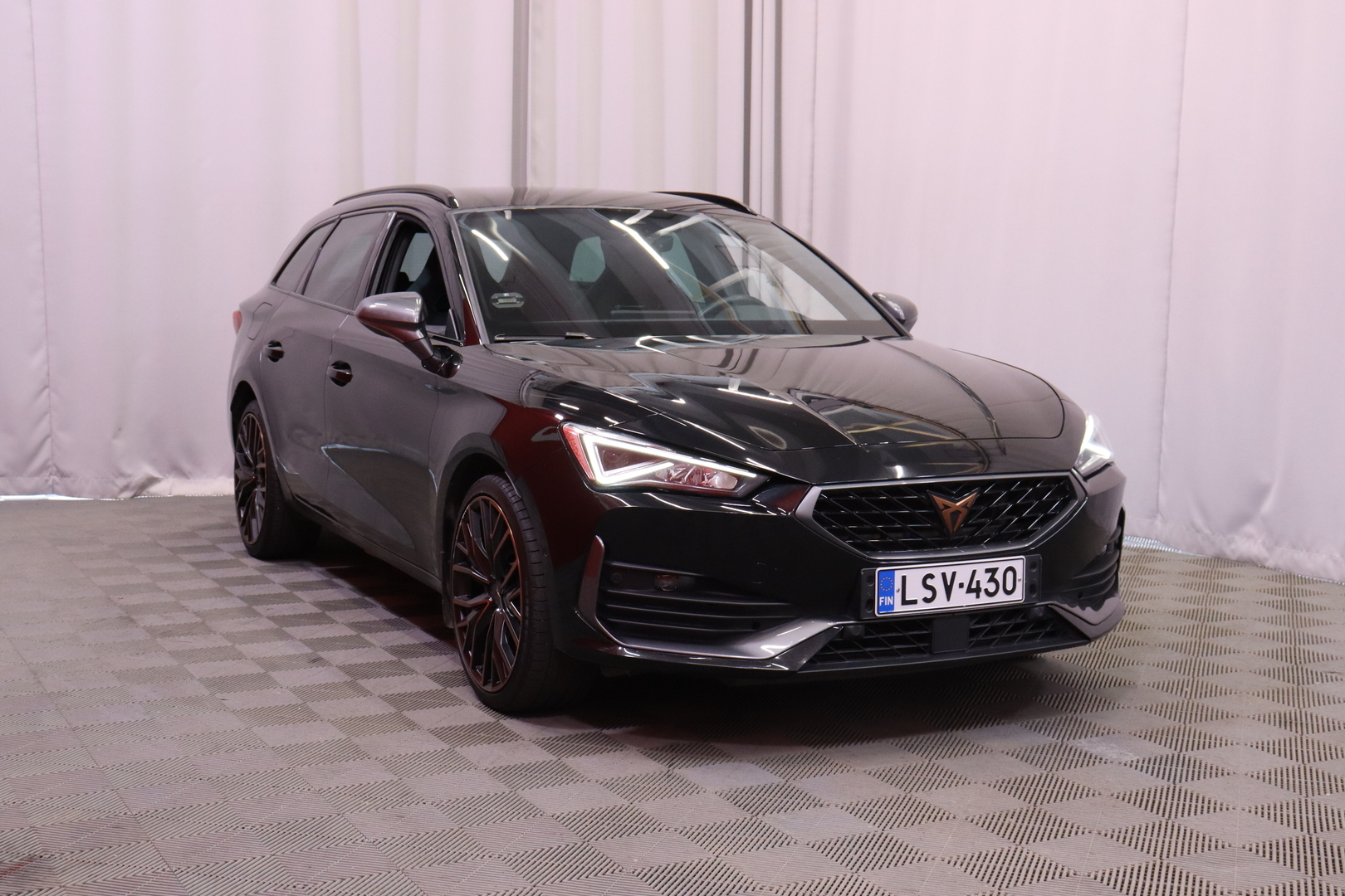 CUPRA - Leon Sportstourer - 1,4 PHEV 180 kW e-HYBRID DSG // ACC / Koukku / Kamera / Keyless / Kaistavahti / Blis // - Farmari