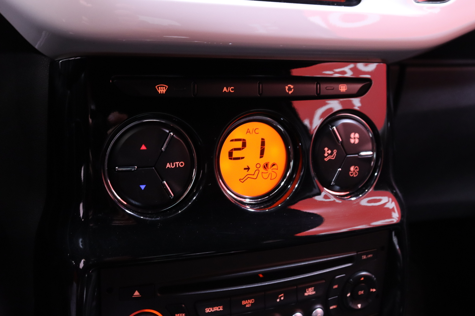 Citroen - DS3 - THP 156 Sport Chic // Radio / Isofix / Autom.ilmastointi / Sähköpeilit // - Viistoperä
