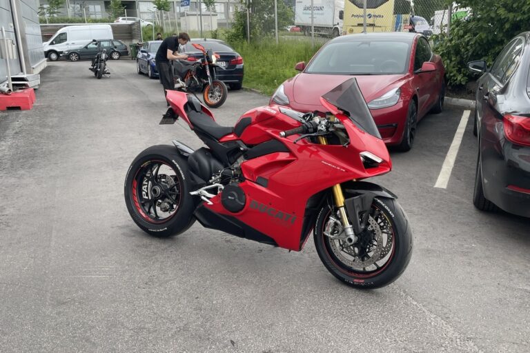Ducati - PANIGALE V4 - S / JUURI TEHTY ISO HUOLTO ! - Moottoripyörä