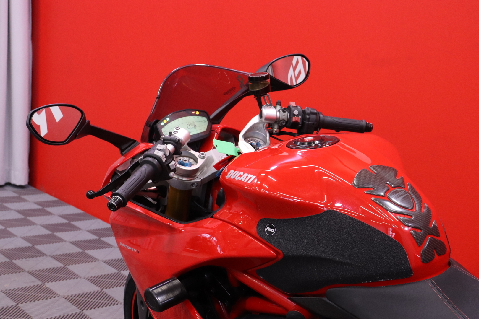 Ducati - Supersport - 950 S // Akrapovic kokoputkisto / Huoltkokirja / Shifter / Hiilikuitu-osaa // - Moottoripyörä