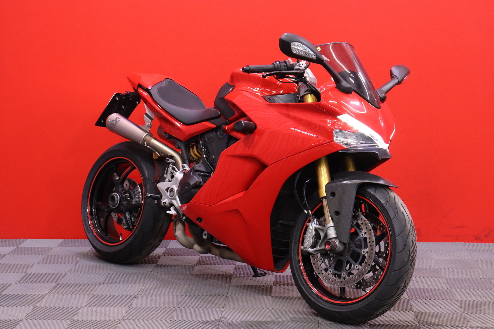 Ducati - Supersport - 950 S // Akrapovic kokoputkisto / Huoltkokirja / Shifter / Hiilikuitu-osaa // - Moottoripyörä