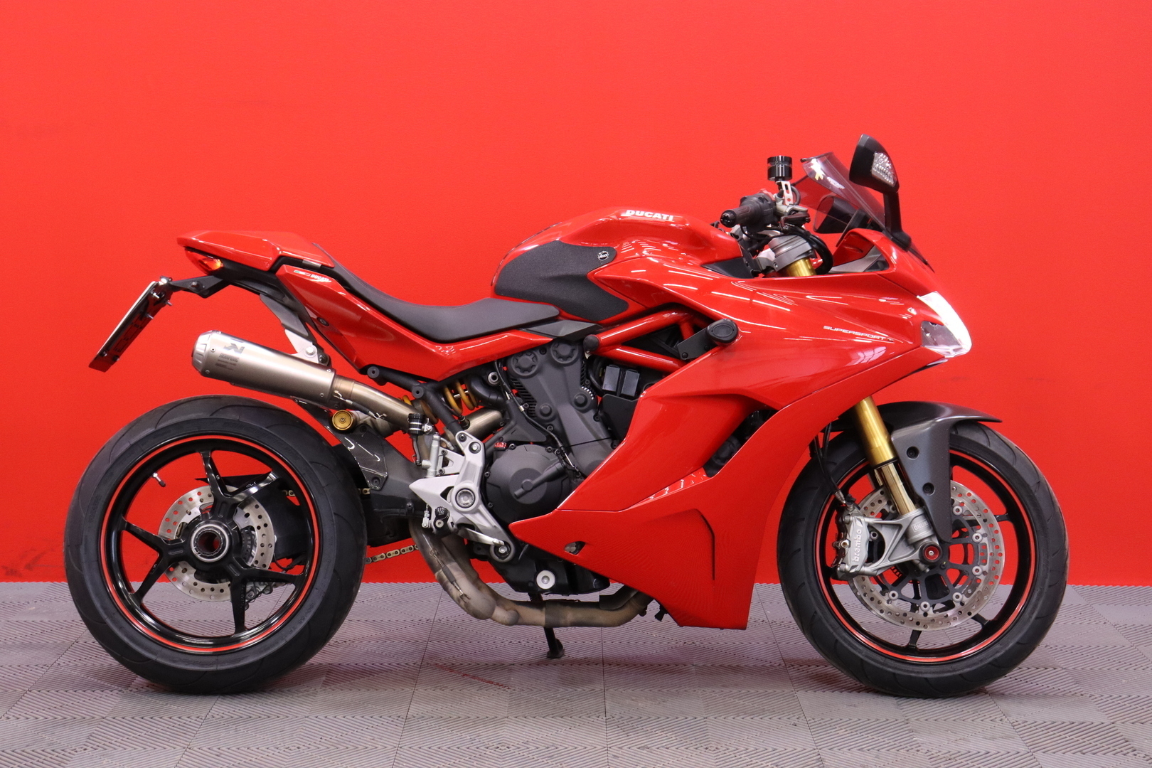 Ducati - Supersport - 950 S // Akrapovic kokoputkisto / Huoltkokirja / Shifter / Hiilikuitu-osaa // - Moottoripyörä