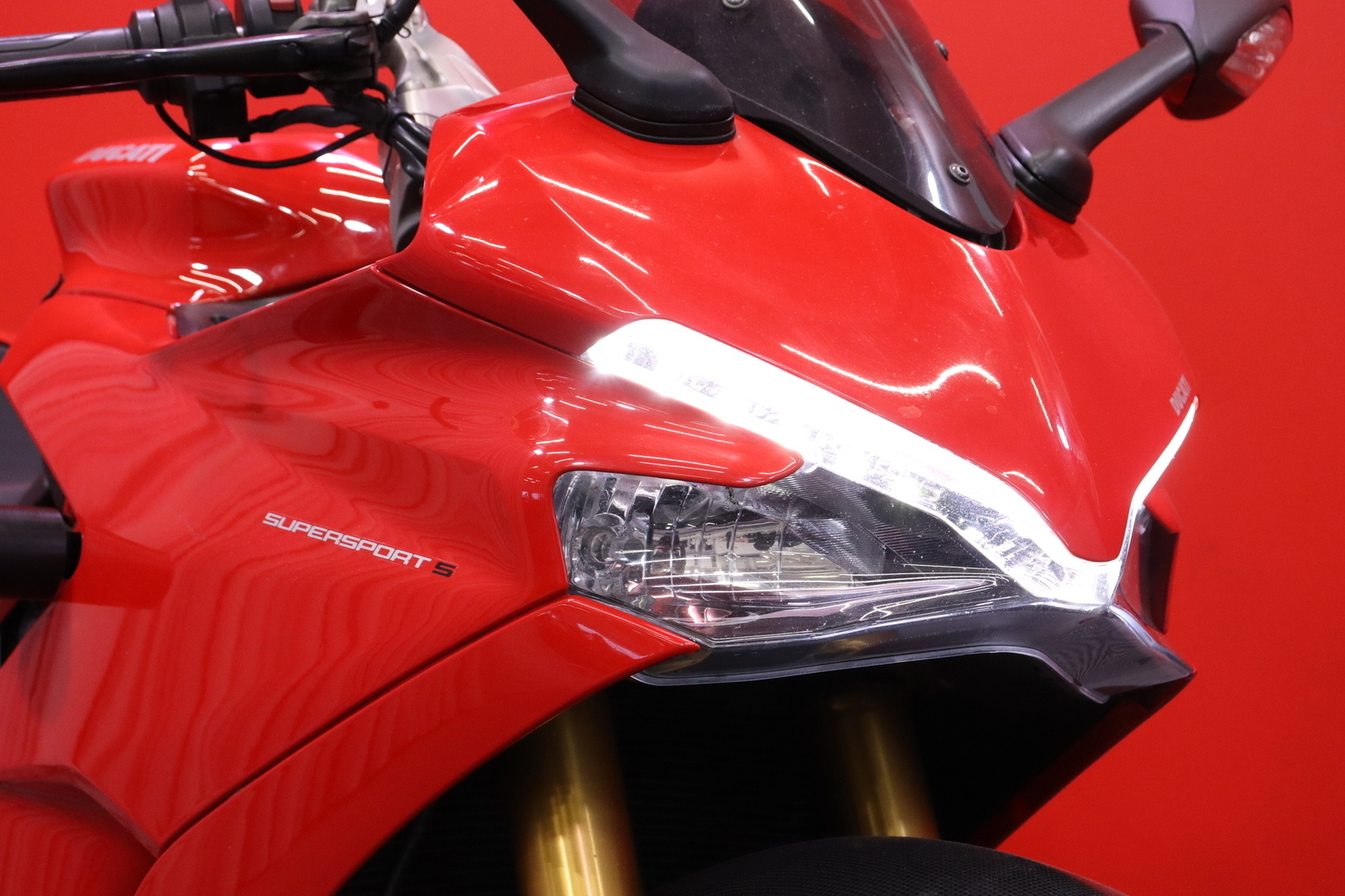 Ducati - Supersport - 950 S // Akrapovic kokoputkisto / Huoltkokirja / Shifter / Hiilikuitu-osaa // - Moottoripyörä