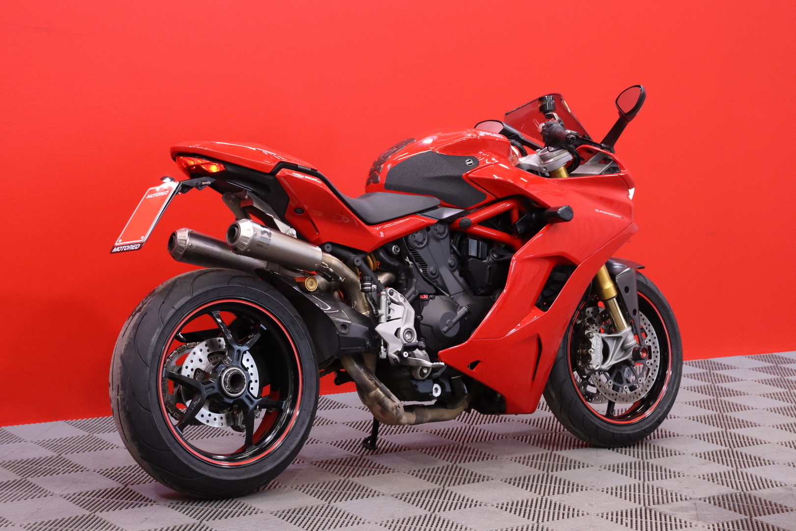 Ducati - Supersport - 950 S // Akrapovic kokoputkisto / Huoltkokirja / Shifter / Hiilikuitu-osaa // - Moottoripyörä