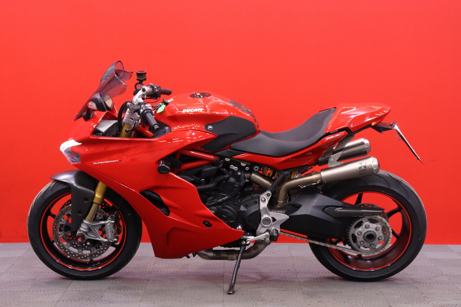 Ducati - Supersport - 950 S // Akrapovic kokoputkisto / Huoltkokirja / Shifter / Hiilikuitu-osaa // - Moottoripyörä