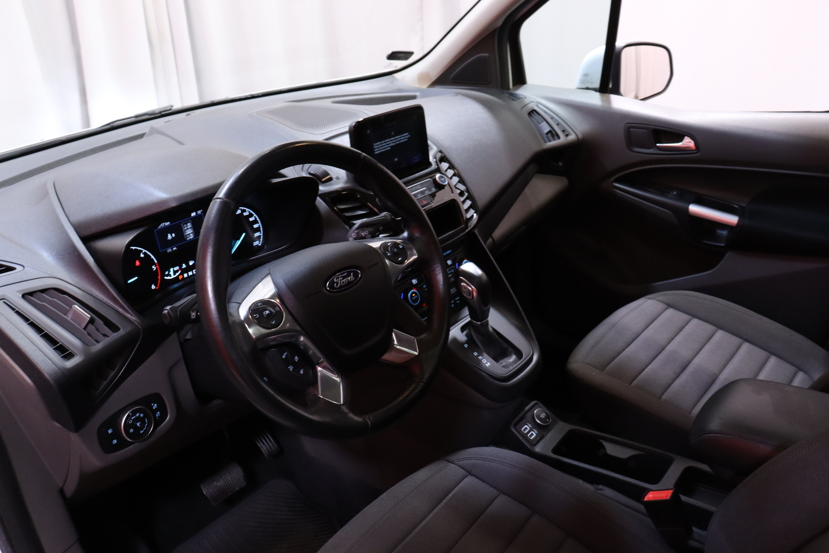 Ford - Grand Tourneo Connect - 1,5 TDCi 120 hv A8 Titanium 7-Paikkanen // Panoraama / AppleCarPlay / Vakkari / Vetokoukku / 2x renkaat ja vanteet // - Tila-auto