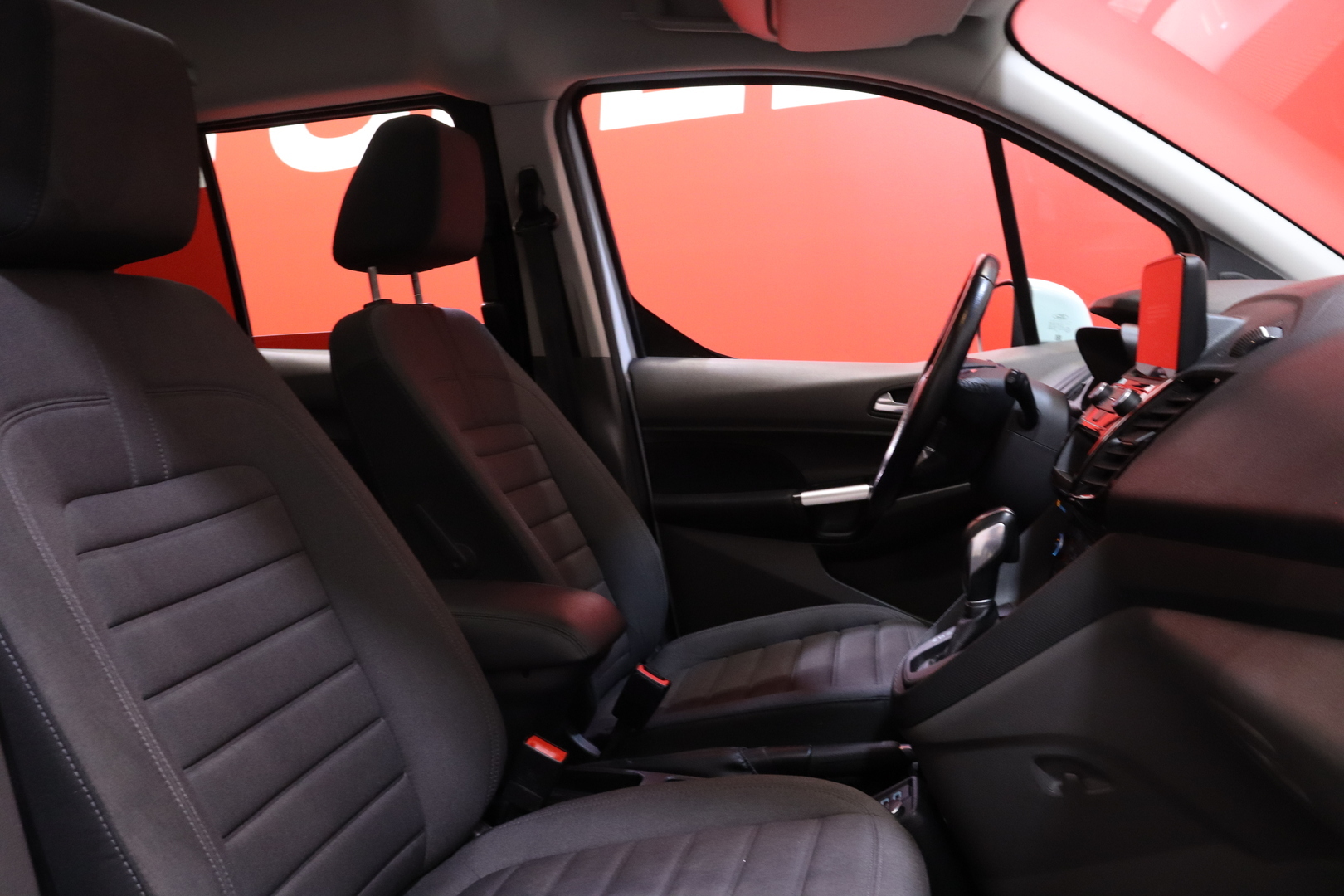Ford - Grand Tourneo Connect - 1,5 TDCi 120 hv A8 Titanium 7-Paikkanen // Panoraama / AppleCarPlay / Vakkari / Vetokoukku / 2x renkaat ja vanteet // - Tila-auto