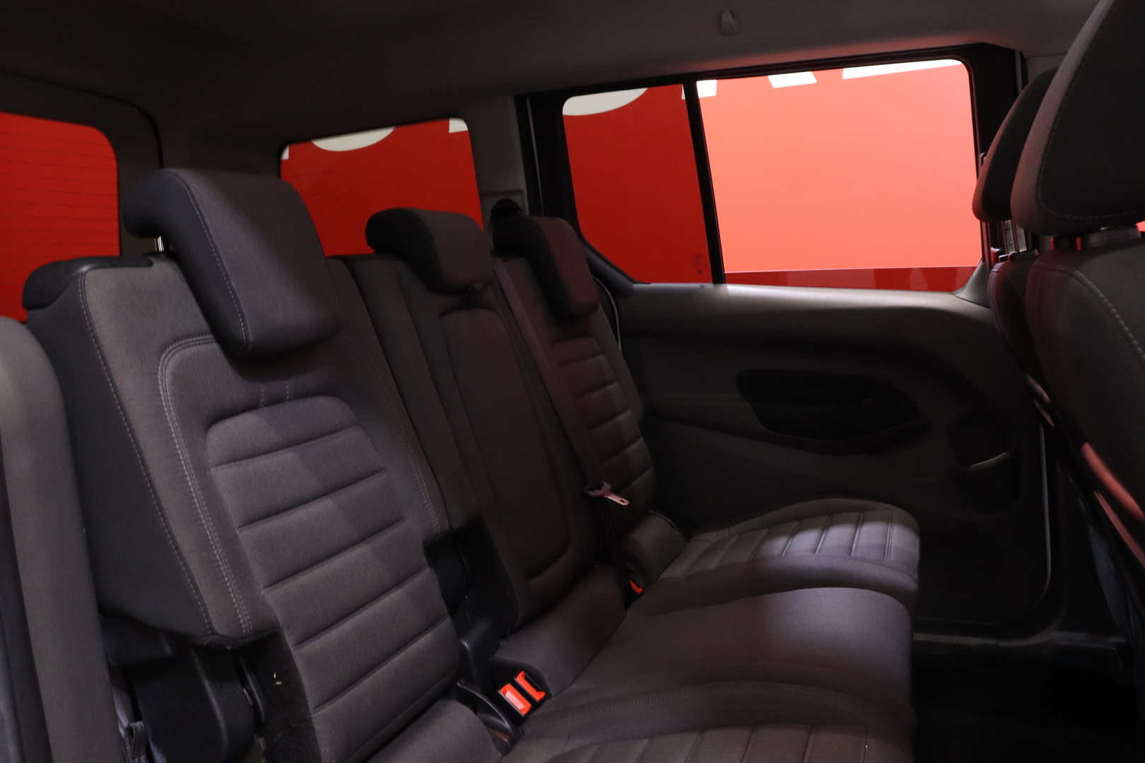Ford - Grand Tourneo Connect - 1,5 TDCi 120 hv A8 Titanium 7-Paikkanen // Panoraama / AppleCarPlay / Vakkari / Vetokoukku / 2x renkaat ja vanteet // - Tila-auto