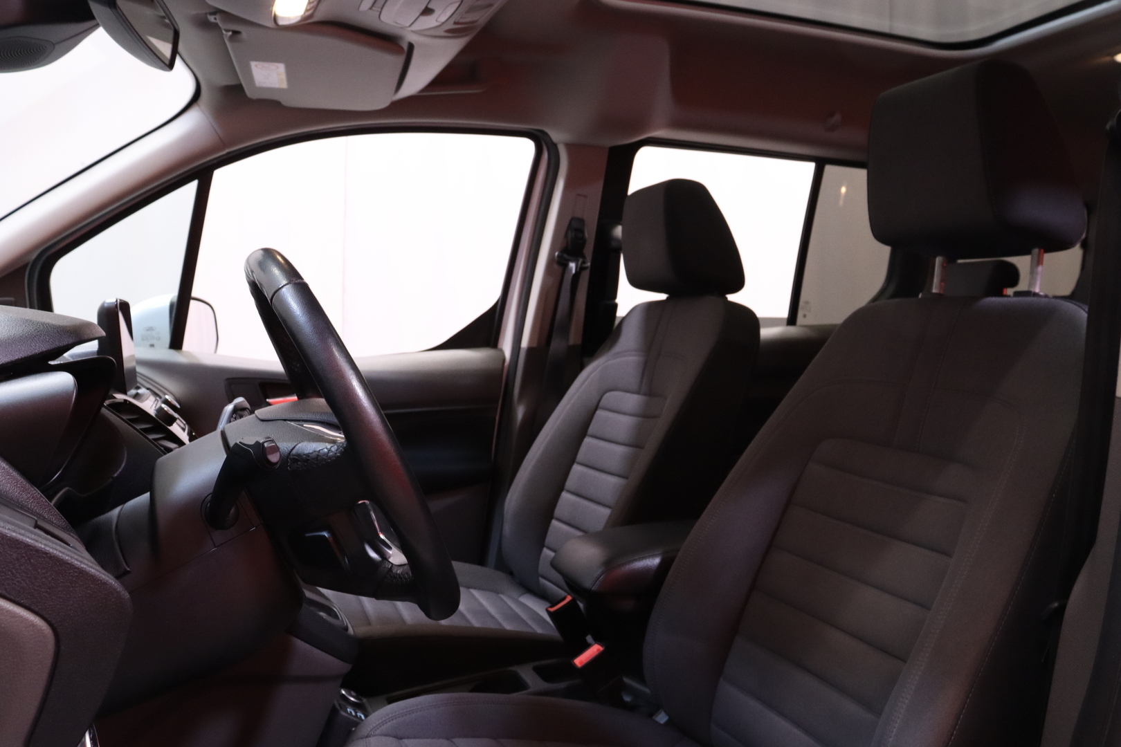 Ford - Grand Tourneo Connect - 1,5 TDCi 120 hv A8 Titanium 7-Paikkanen // Panoraama / AppleCarPlay / Vakkari / Vetokoukku / 2x renkaat ja vanteet // - Tila-auto