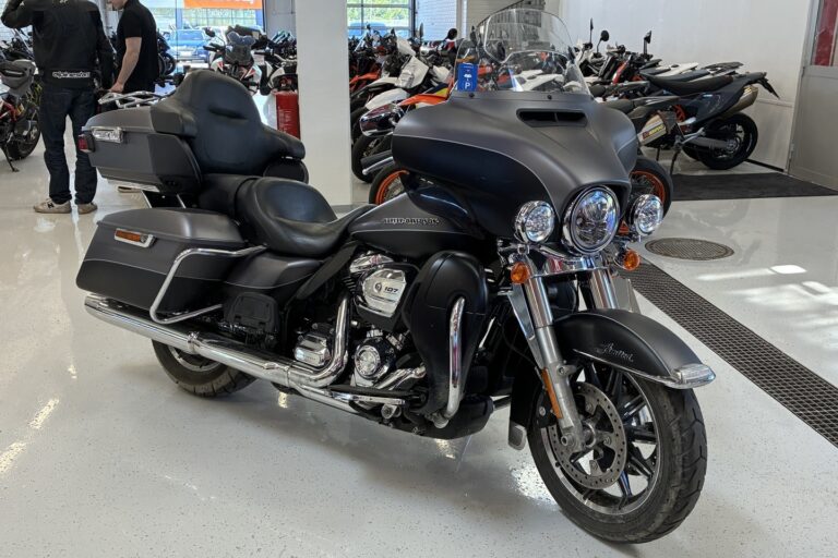 Harley-Davidson - TOURING - FLHTK Electre Glide Ultra Limited // Juuri saapunut! / Vakkari / Popit / Jalkalevyt // - Moottoripyörä
