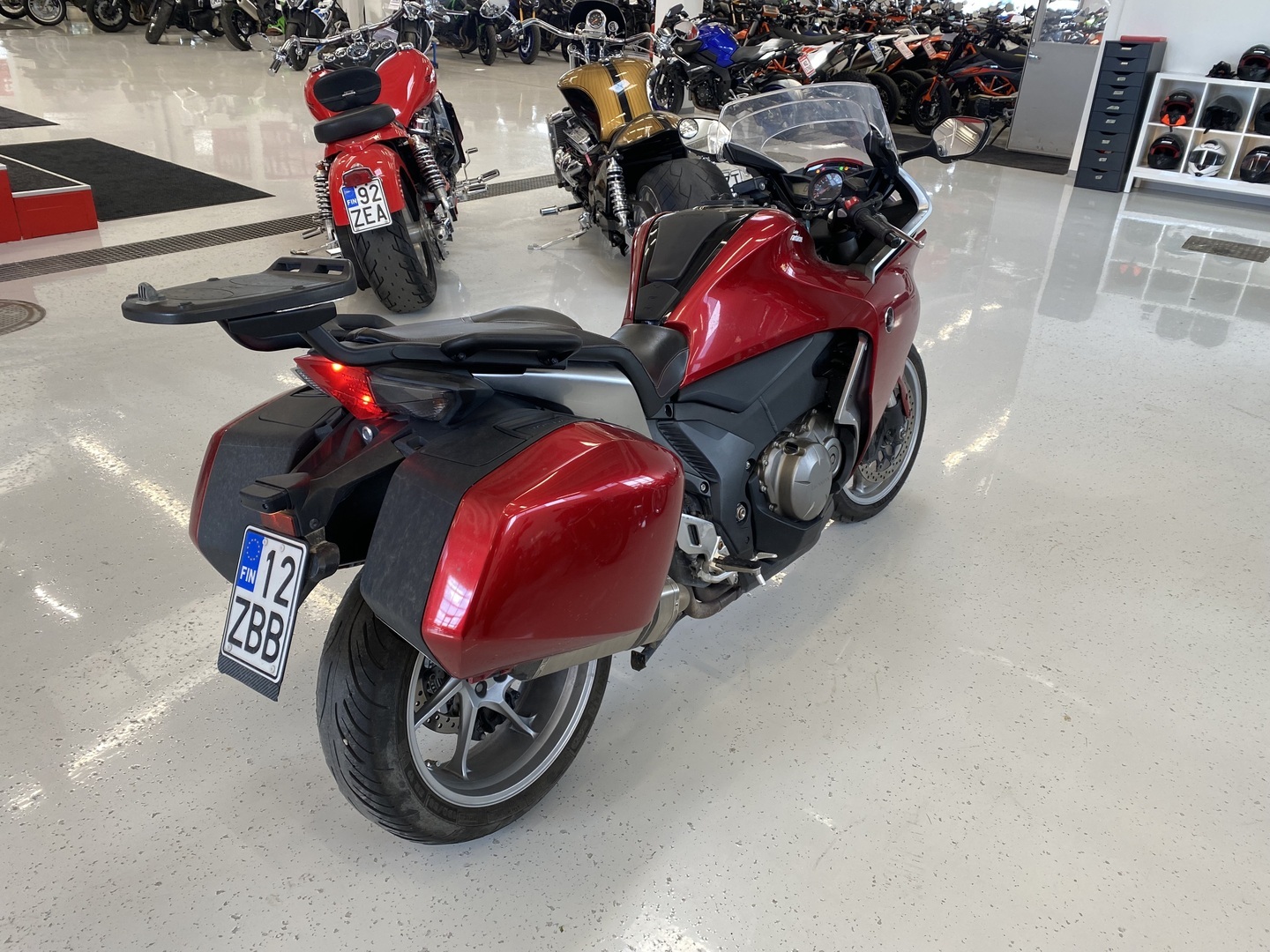 Honda - VFR - 1200F // Akrapovic / Suomi-pyörä / Huoltokirja / Laukut // - Moottoripyörä